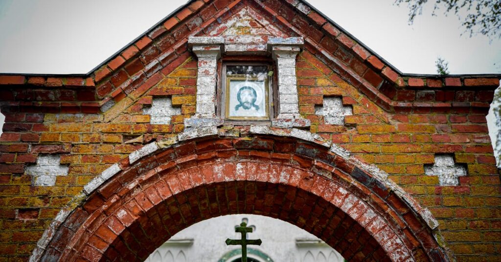 暴力と信仰を融合させたカラヴァッジオの革新的な絵画世界を象徴する構図