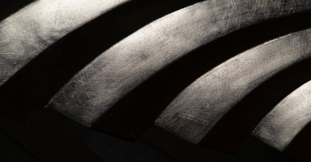 カバネルの画風に見られる緻密な筆致と構図、色彩の調和による理想美の再現