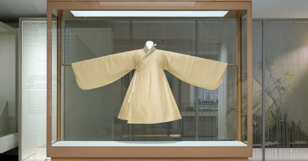カバネルの展覧会会場とグッズ販売コーナーの様子。図録やポストカードが並ぶ美術館ショップ。