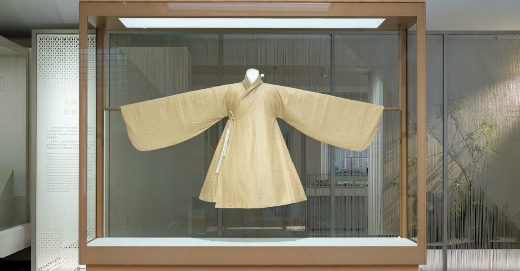 カバネルの展覧会会場とグッズ販売コーナーの様子。図録やポストカードが並ぶ美術館ショップ。