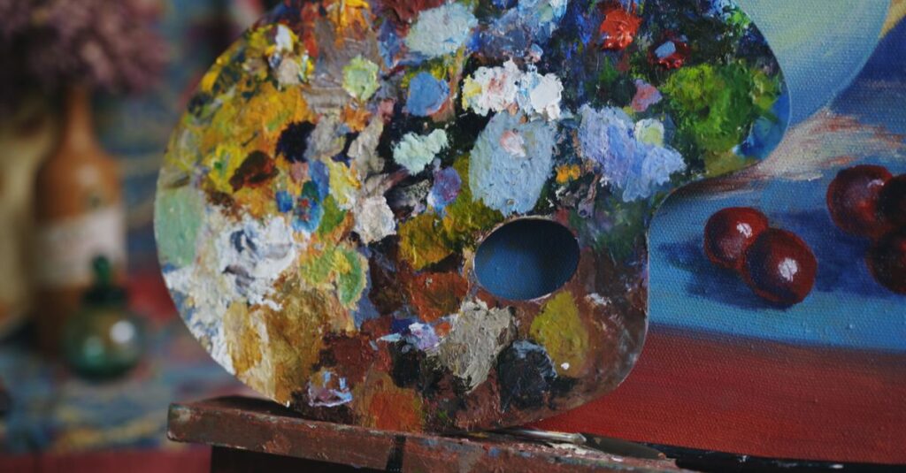 アルチンボルド作品を通じてアートを楽しみ、学びを深める人々の様子。図録や展示の様子が映る。