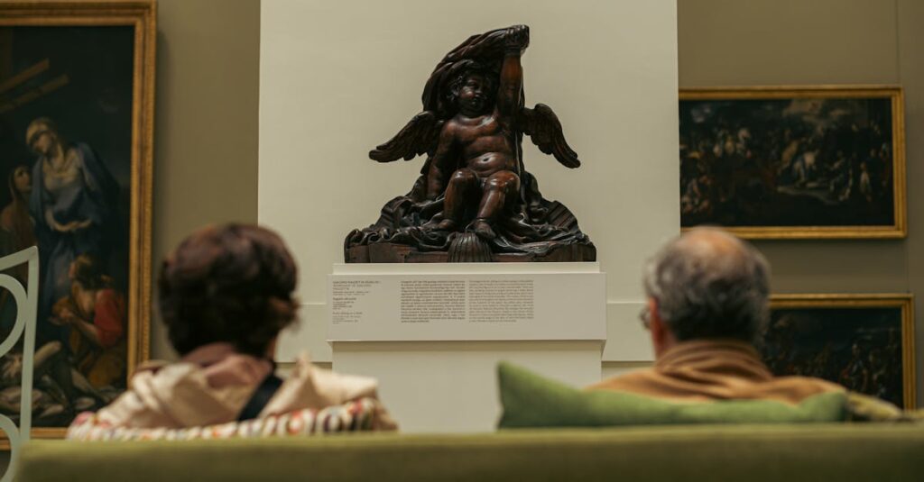 美術館で展示されるアルチンボルドの四季シリーズの鑑賞風景。作品の細部をじっくり見る観客たち。