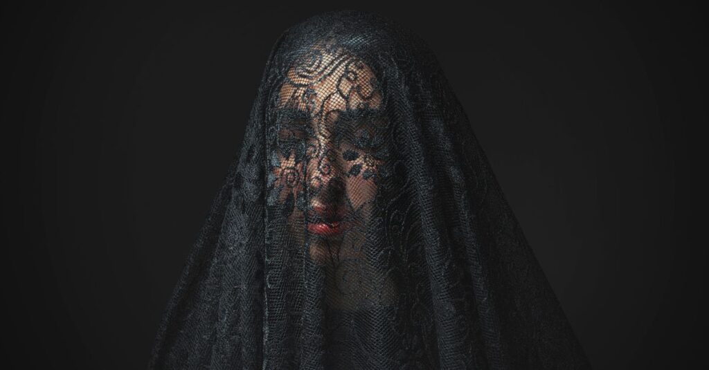 アルチンボルド作品に隠された象徴やメッセージ性を感じさせる幻想的なポートレート風アート。