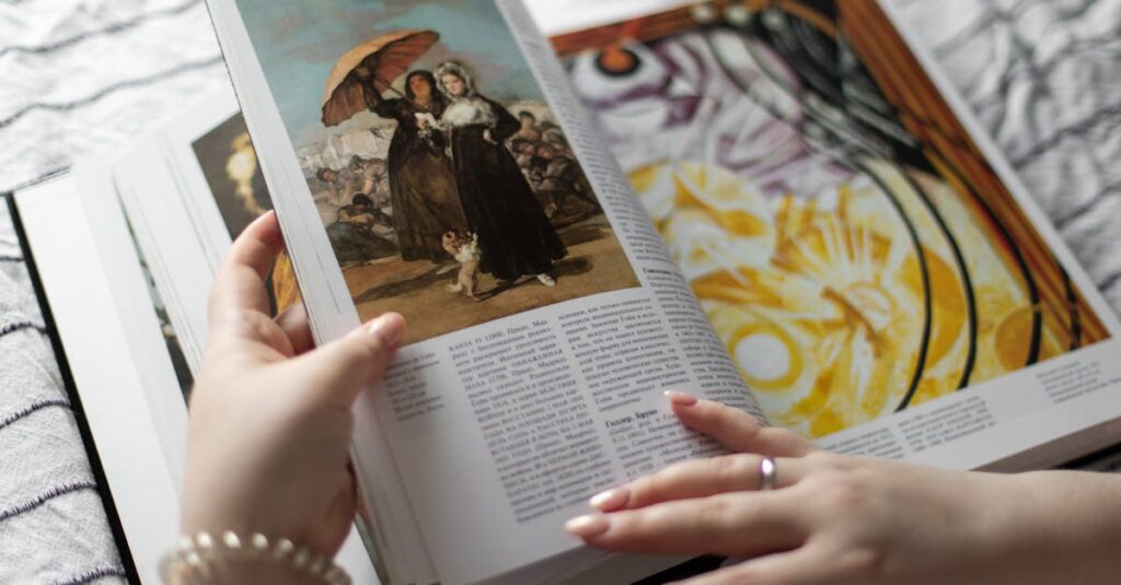 アルチンボルド作品集を開き、読書とアート鑑賞を楽しんでいる様子。奇想の絵と解説が並ぶページが映る。