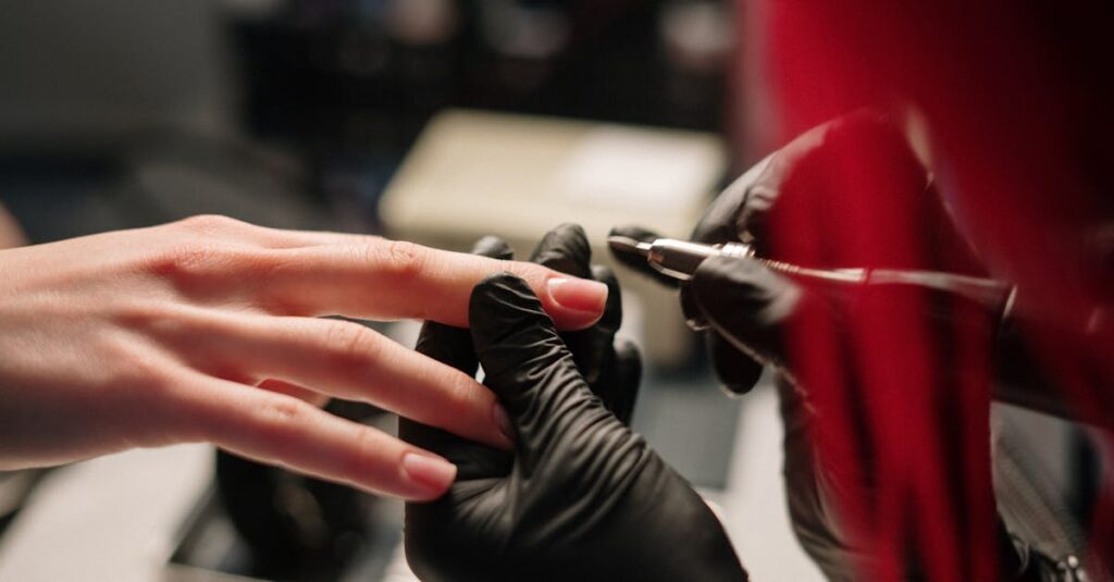 1863年パリ・サロンの展示風景やアートと皇帝の関係性を示すイメージ