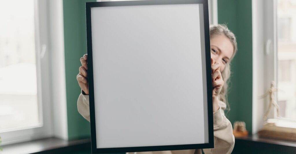 カバネルのアートポスターを選ぶ際の額装やサイズによるインテリア効果の違いを示すイメージ