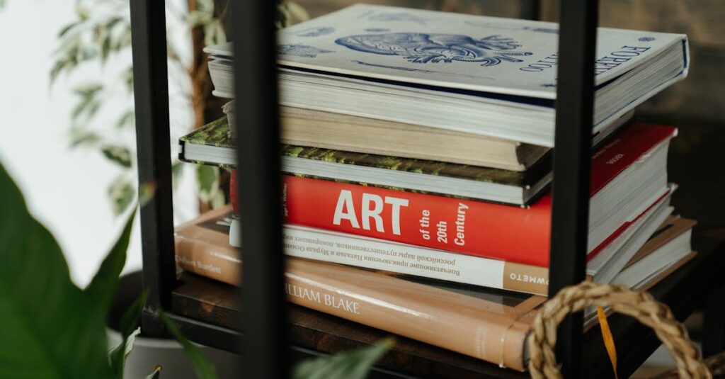 アルチンボルド作品集を開き、読書とアート鑑賞を楽しんでいる様子。奇想の絵と解説が並ぶページが映る。