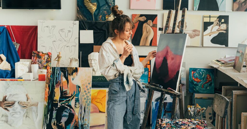 アルチンボルドの代表作が美術館で展示されている様子。果物や魚で構成された肖像画に観客が見入っている。