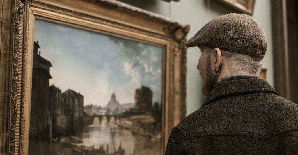 アルチンボルドの代表作が美術館で展示されている様子。果物や魚で構成された肖像画に観客が見入っている。