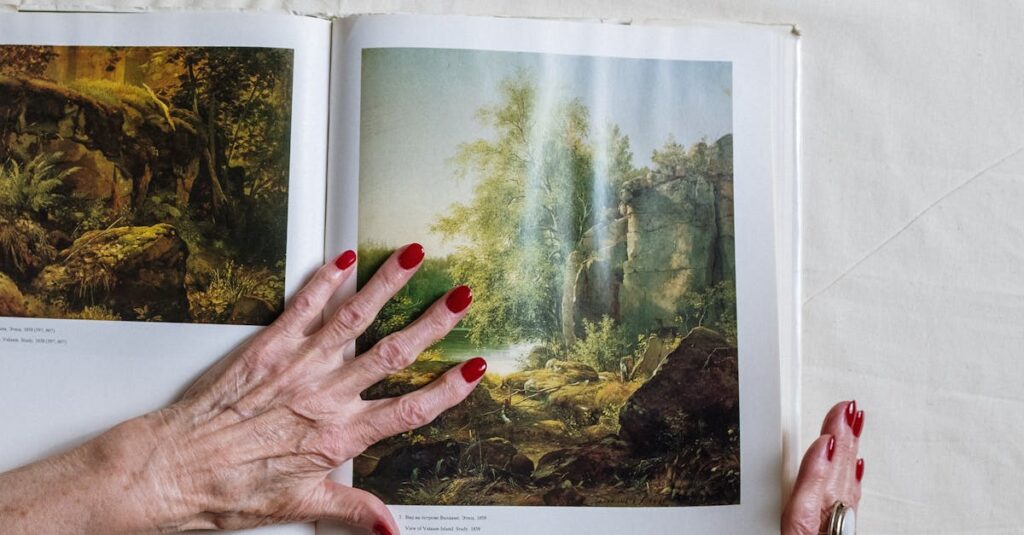 アルチンボルド作品集を開き、読書とアート鑑賞を楽しんでいる様子。奇想の絵と解説が並ぶページが映る。