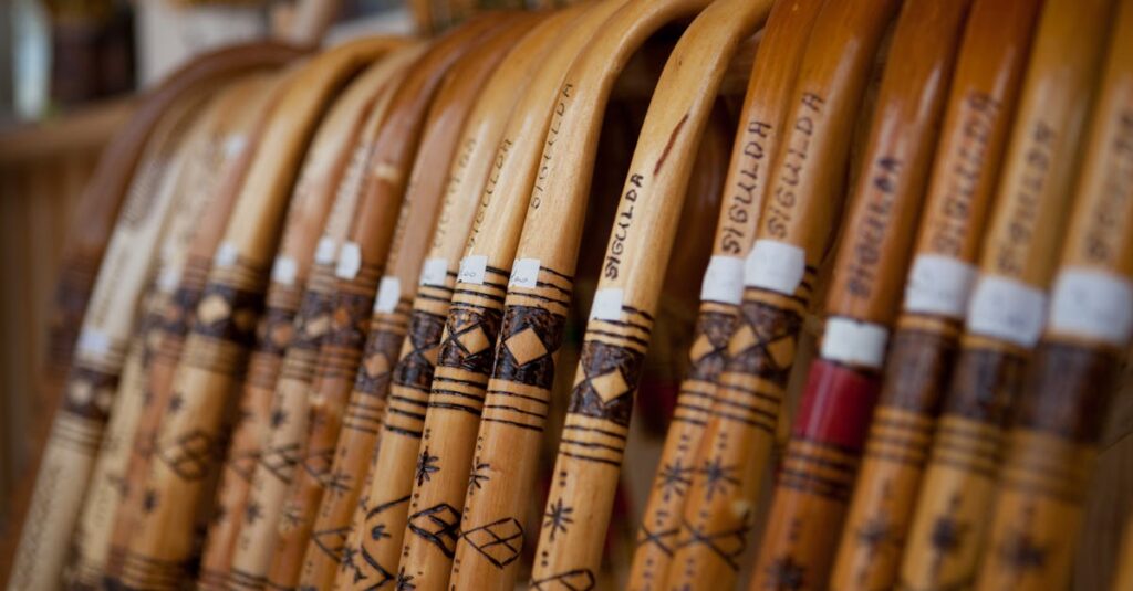 アルチンボルドの図録とグッズが並ぶ展示台。展覧会の資料やおしゃれな雑貨が豊富に揃う。