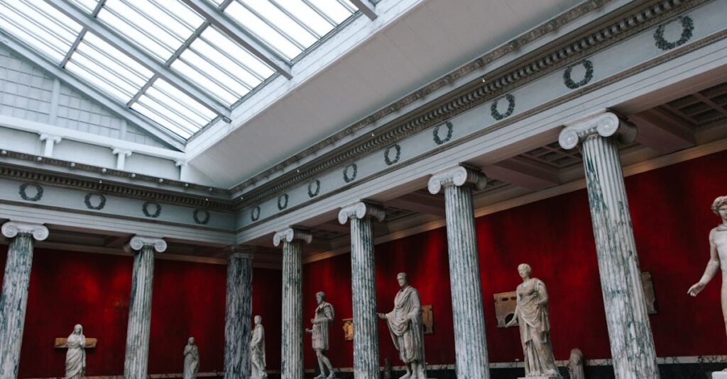 美術館で展示されるアルチンボルドの作品。果物や動物で構成されたユニークな肖像画。