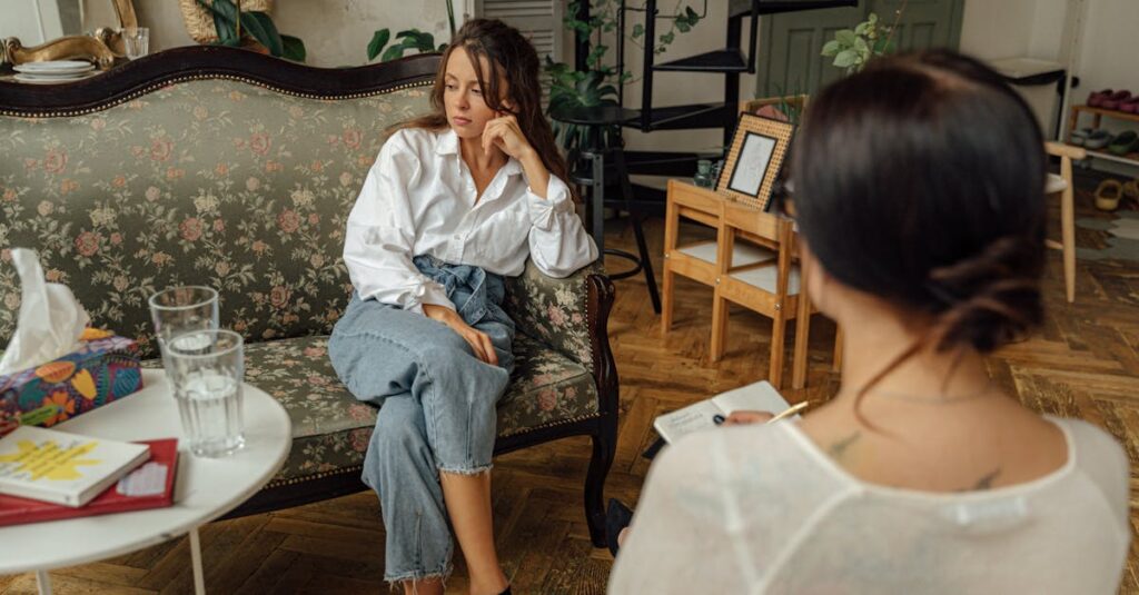 カバネル作品の象徴性を解説する図解。ヴィーナスや堕天使の構図や色使いが分析されている。