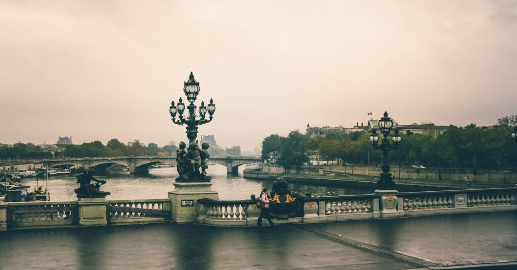 アレクサンドル・カバネルの肖像と代表作品が並ぶ、彼の生涯を紹介する図解。