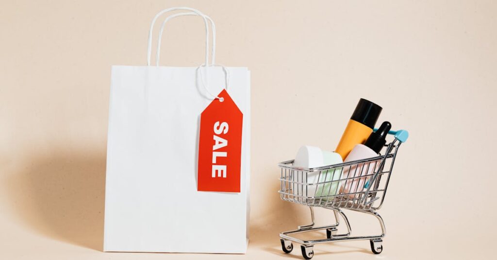 アルチンボルドの作品をモチーフにしたグッズがオンラインで販売されている様子。Tシャツ、ポスター、スマホケースなど。