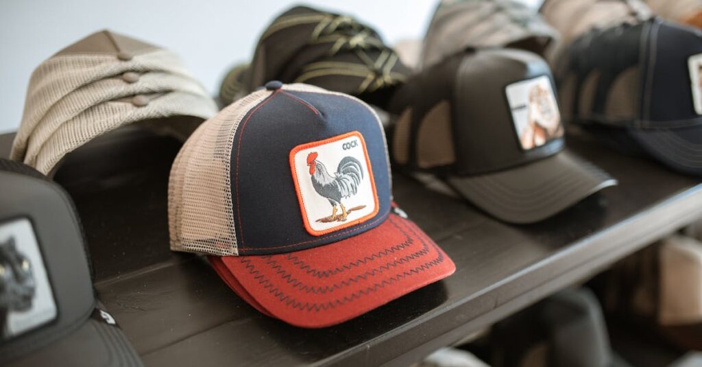 アルチンボルドの代表作をモチーフにしたグッズが並ぶ展示棚。アートファンが注目する奇想の雑貨たち。