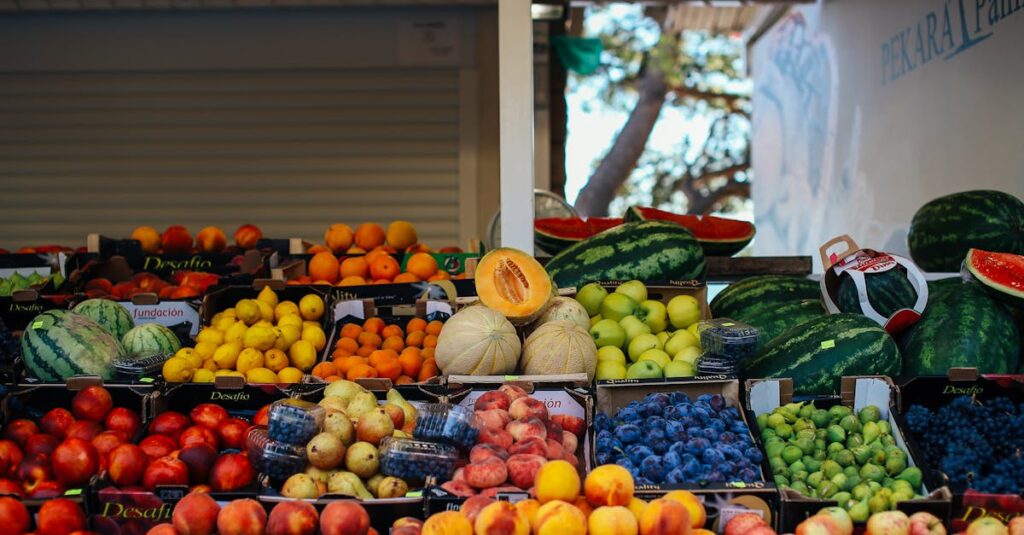 アルチンボルドのユニークな肖像画をモチーフにしたグッズが並ぶ様子。美術展や雑貨店での販売風景。