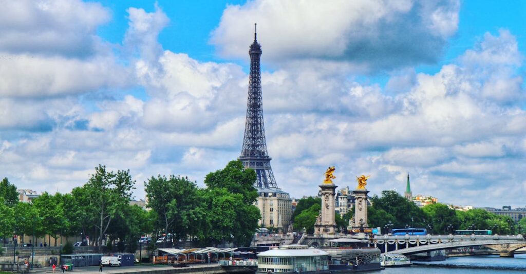 アレクサンドル・カバネルの肖像と代表作品が並ぶ、彼の生涯を紹介する図解。