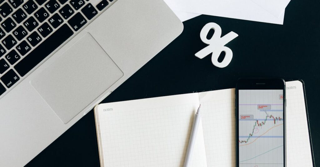 アルチンボルド作品の象徴性や構造をテーマ別に分析している図録のページ。素材やトリックに注目した解説が並ぶ。