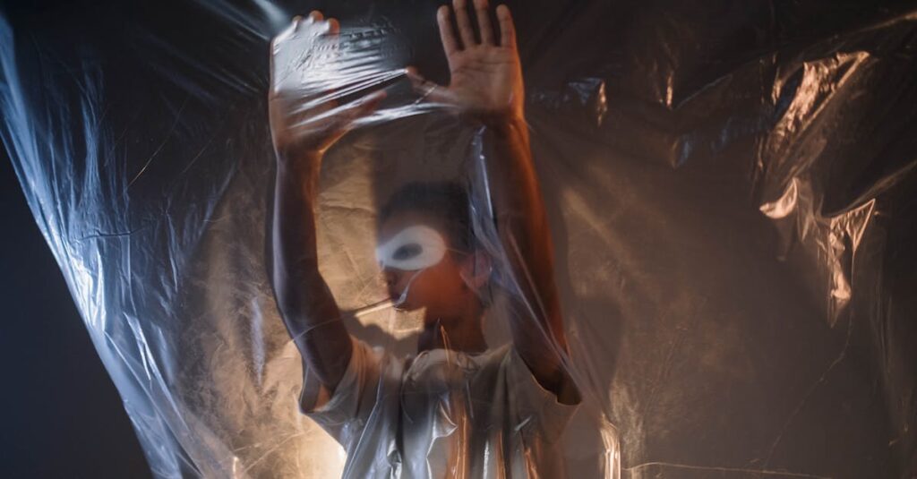 アルチンボルド作品に隠された象徴やメッセージ性を感じさせる幻想的なポートレート風アート。