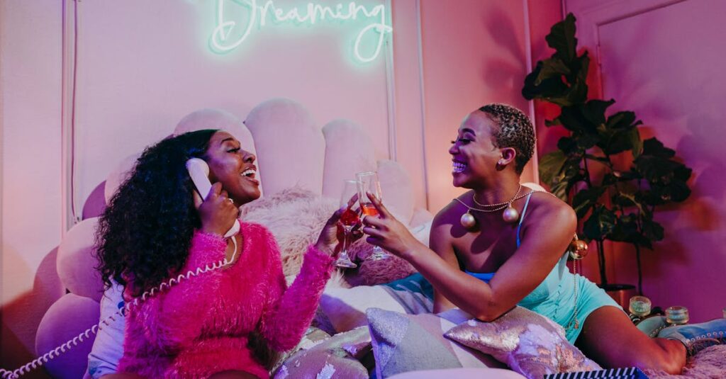 アルチンボルドグッズを暮らしに取り入れて楽しむ人々の様子。通販で手に入れたアイテムを飾ったり使ったりしている。