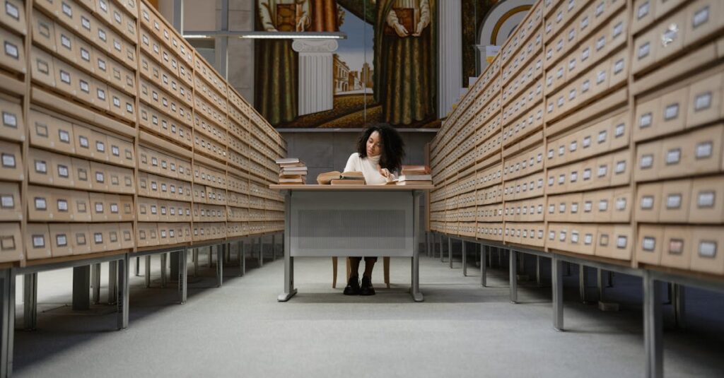 アルチンボルドの展覧会図録や作品集が並ぶ棚。定番の公式カタログから学術書、初心者向けビジュアル本まで種類豊富に揃う。