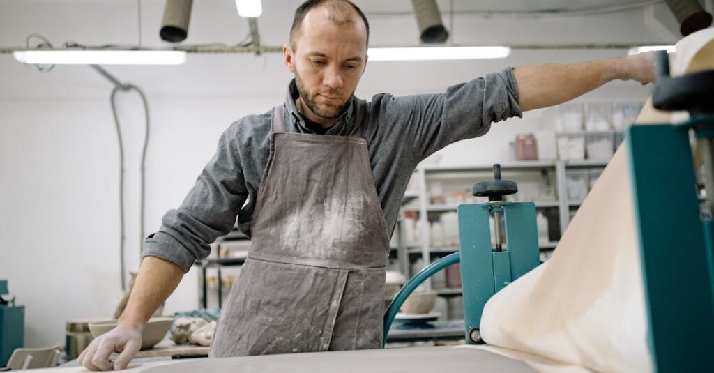 創作に応用できるカラヴァッジオ風ライティングと構図のテクニックを説明するイラスト