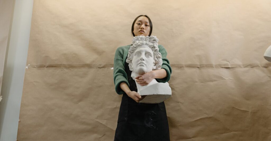 アルチンボルド作品を通じてアートを楽しみ、学びを深める人々の様子。図録や展示の様子が映る。