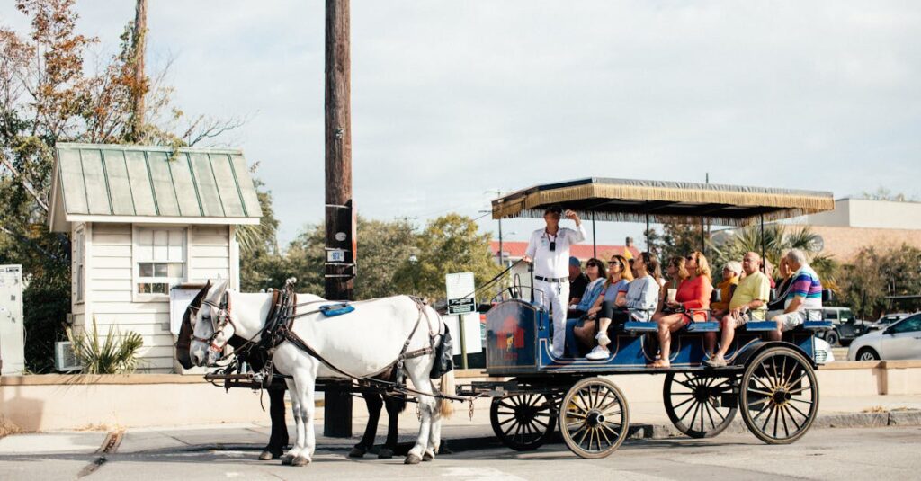 アルチンボルドの作品を近くと遠くから眺める鑑賞者たち。構成要素と全体像を比較しながら観賞している様子。