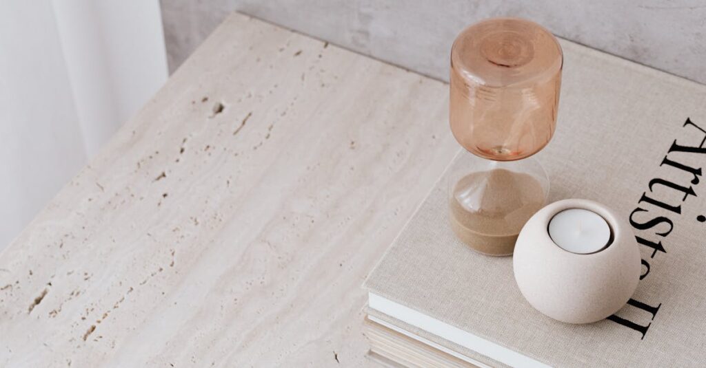 カバネルのクラシックな作品が現代的な空間に調和する美術的魅力を象徴する構図