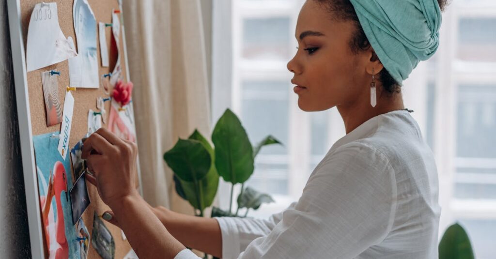 カラヴァッジオの波乱に満ちた人生と芸術の背景を象徴する肖像と絵画のイメージ