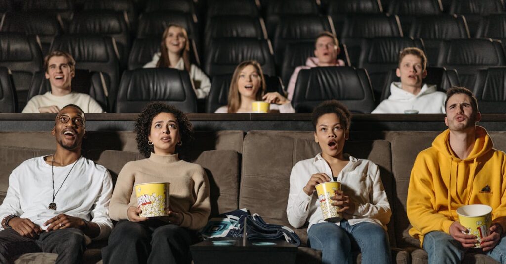 アルチンボルドの作品を近くと遠くから眺める鑑賞者たち。構成要素と全体像を比較しながら観賞している様子。