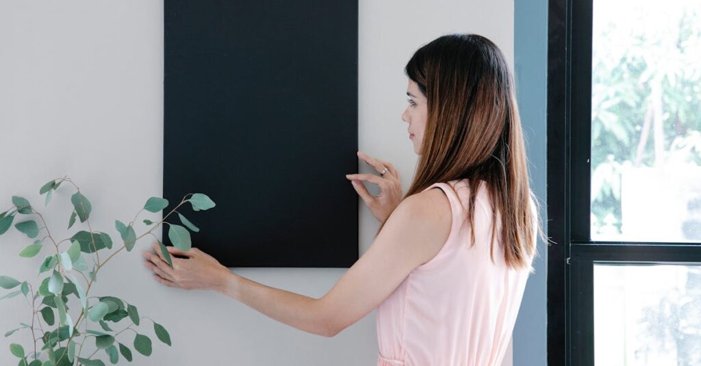 カバネルのアートポスターを選ぶ際の額装やサイズによるインテリア効果の違いを示すイメージ