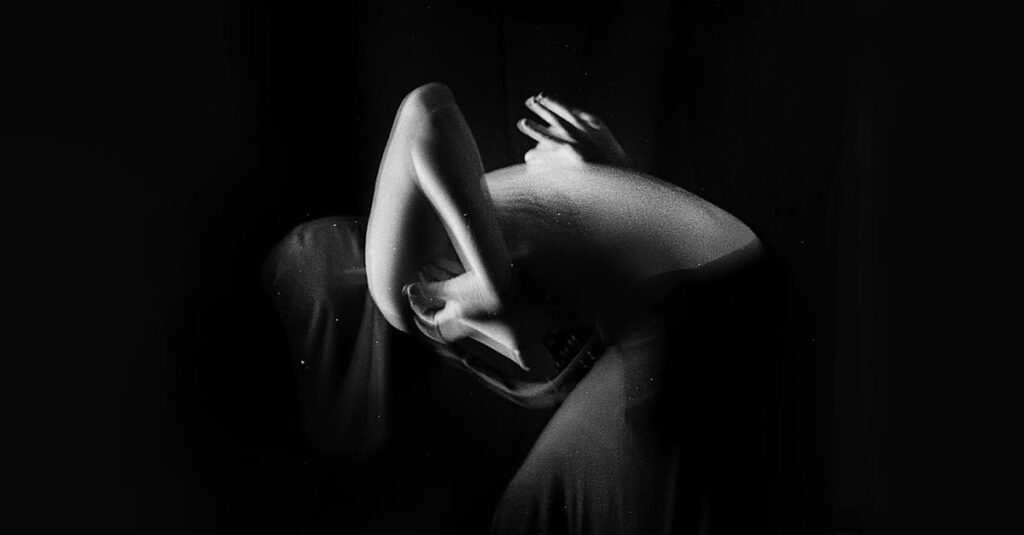 カバネルの作品に宿る官能性と構図、色彩の魅力を表現する絵画の一場面