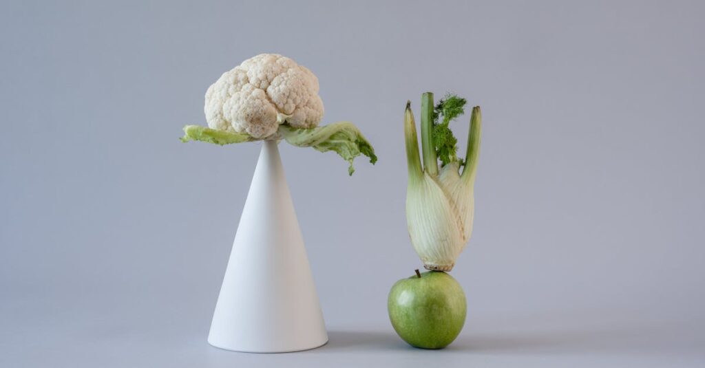 アルチンボルドグッズを暮らしに取り入れて楽しむ人々の様子。通販で手に入れたアイテムを飾ったり使ったりしている。