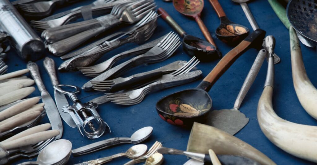 アルチンボルドグッズを活用した生活シーン。飾ったり使ったり、プレゼントにもなる多様な楽しみ方。