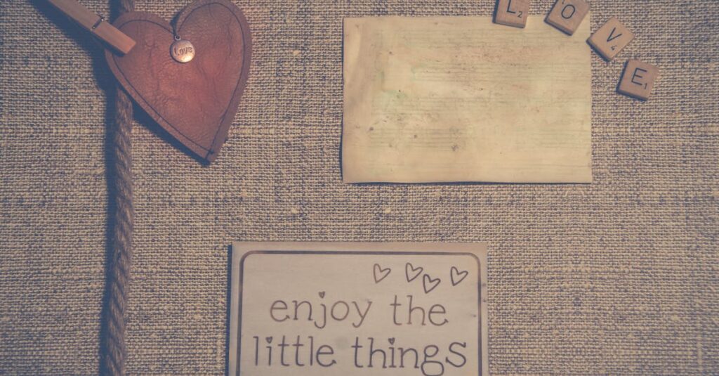 アルチンボルドの生涯や代表作を紹介する図録の一部。宮廷画家としての仕事や風刺画の構成がわかる。