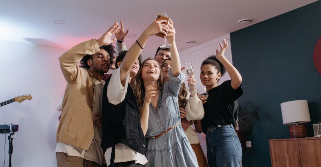 アルチンボルドの四季シリーズに影響を受けた現代アートやデザインの表現例。構成物で顔を描くユニークなスタイル。