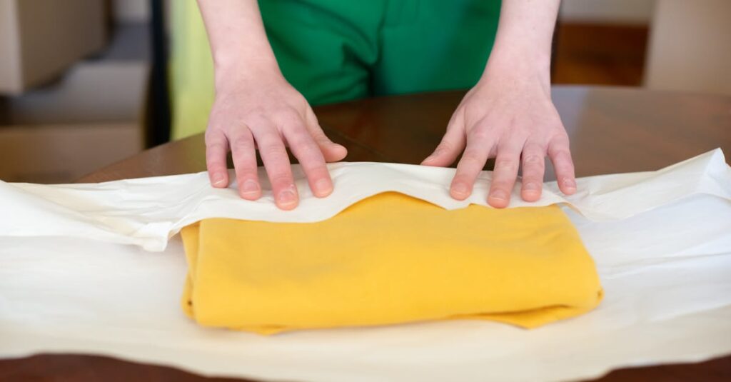 アルチンボルドの作品をモチーフにしたグッズがオンラインで販売されている様子。Tシャツ、ポスター、スマホケースなど。