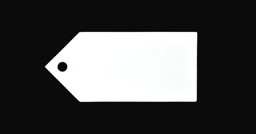 アルチンボルドのユニークな肖像画をモチーフにしたグッズが並ぶ様子。美術展や雑貨店での販売風景。