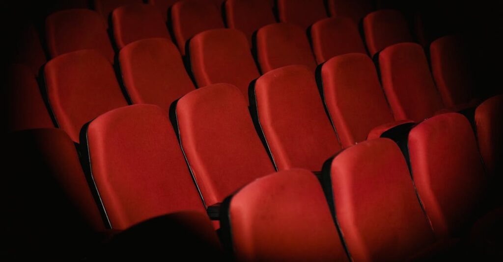 現代映画やデジタルアートにおけるカラヴァッジオ技法の影響を示す構図と照明の視覚的共通点