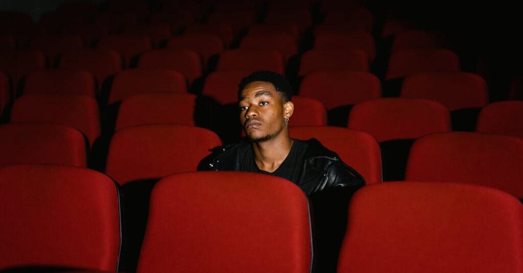 アルチンボルドの作品を近くと遠くから眺める鑑賞者たち。構成要素と全体像を比較しながら観賞している様子。