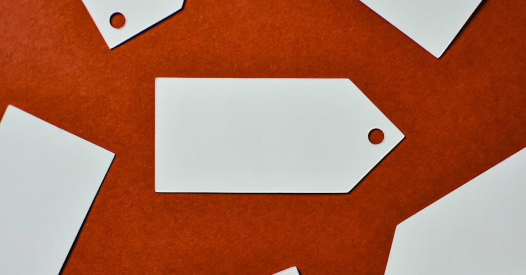 アルチンボルドの代表作をモチーフにしたグッズが並ぶ展示棚。アートファンが注目する奇想の雑貨たち。