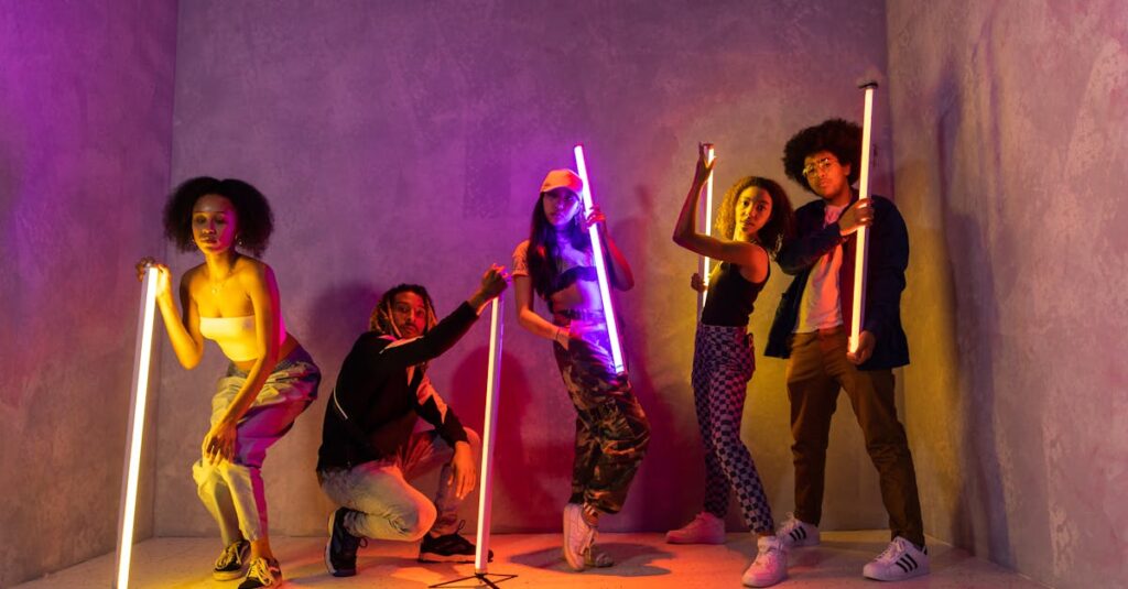 現代におけるカバネル再評価の様子。若者のアート鑑賞やグッズ購入を通じた接点が描かれた構成。