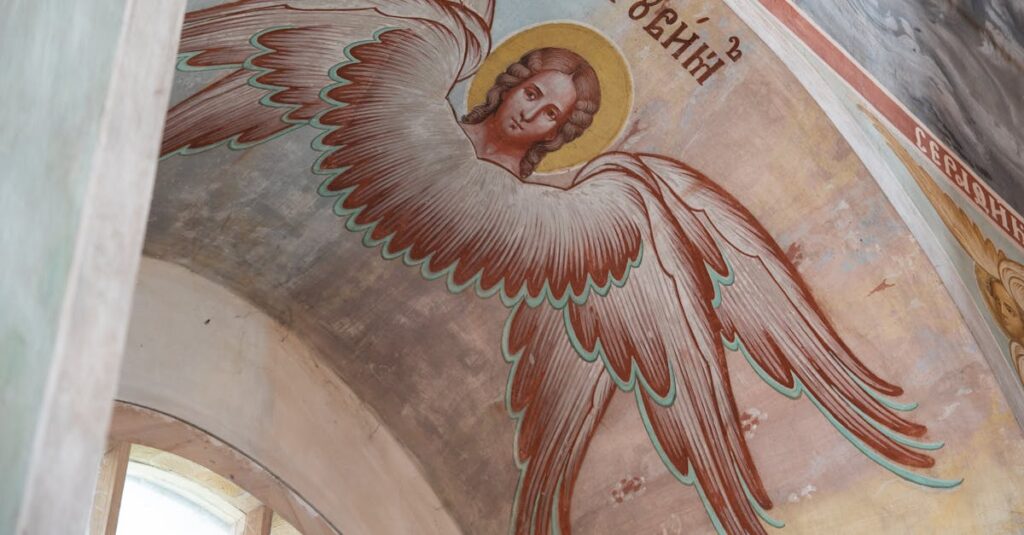 アルチンボルドの代表作が美術館で展示されている様子。果物や魚で構成された肖像画に観客が見入っている。