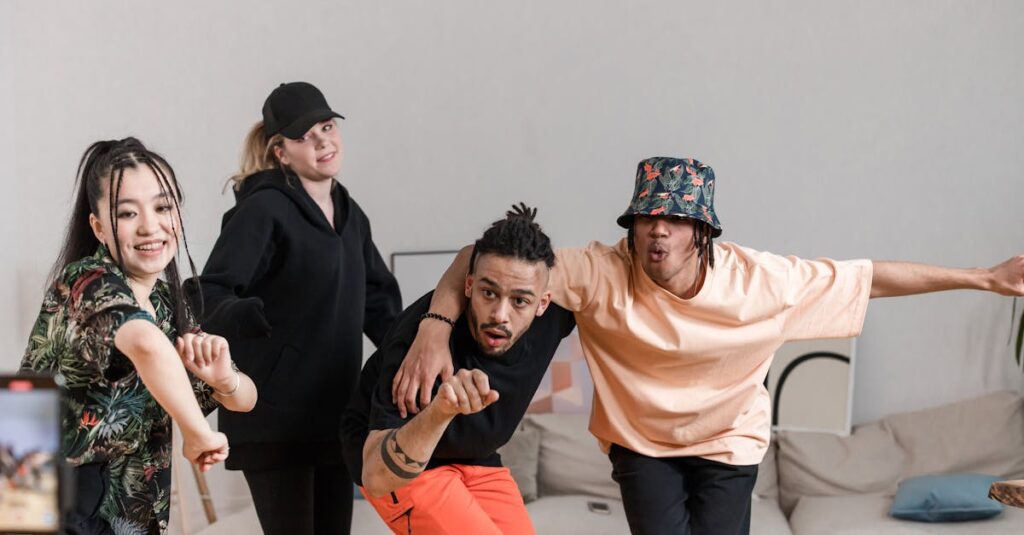 アルチンボルドの四季シリーズに影響を受けた現代アートやデザインの表現例。構成物で顔を描くユニークなスタイル。