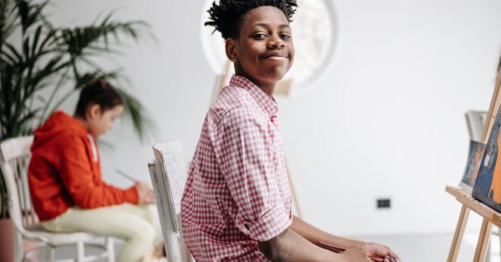 アルチンボルド作品を通じてアートを楽しみ、学びを深める人々の様子。図録や展示の様子が映る。