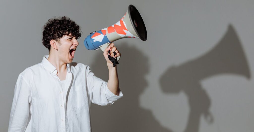 アルチンボルドの四季シリーズに影響を受けた現代アートやデザインの表現例。構成物で顔を描くユニークなスタイル。